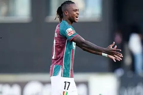 وصول شيكو بانزا إلى القاهرة تمهيدًا للتوقيع مع الزمالك